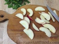 Фото приготовления рецепта: Салат из огурцов, помидоров и яблок - шаг №5