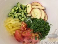 Фото приготовления рецепта: Салат из огурцов, помидоров и яблок - шаг №7