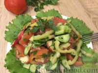 Фото приготовления рецепта: Салат из огурцов, помидоров и яблок - шаг №9