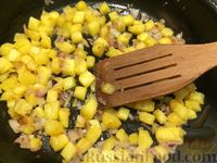 Фото приготовления рецепта: Яичница с ананасами «гурман» - шаг №4