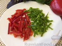 Фото приготовления рецепта: Салат из помидоров и огурцов с перцем и брынзой - шаг №4