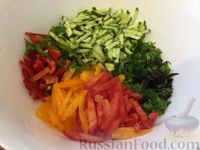 Фото приготовления рецепта: Салат из помидоров и огурцов с перцем и брынзой - шаг №6