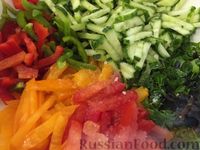 Фото приготовления рецепта: Салат из помидоров и огурцов с перцем и брынзой - шаг №7