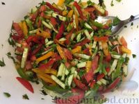 Фото приготовления рецепта: Салат из помидоров и огурцов с перцем и брынзой - шаг №8