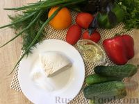 Фото приготовления рецепта: Салат из помидоров и огурцов с перцем и брынзой - шаг №1