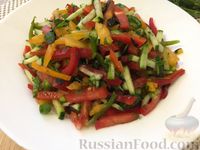 Фото приготовления рецепта: Салат из помидоров и огурцов с перцем и брынзой - шаг №9