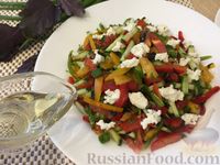 Фото приготовления рецепта: Салат из помидоров и огурцов с перцем и брынзой - шаг №12