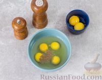 Фото приготовления рецепта: Яичный рулетик с ветчиной и плавленым сыром - шаг №2