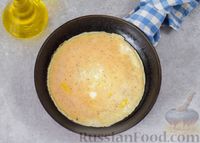 Фото приготовления рецепта: Яичный рулетик с ветчиной и плавленым сыром - шаг №3