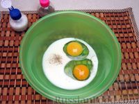 Фото приготовления рецепта: Салат с курицей, огурцами и омлетными блинчиками - шаг №4