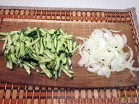 Фото приготовления рецепта: Салат с курицей, огурцами и омлетными блинчиками - шаг №10