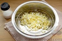 Фото приготовления рецепта: Салат с сардинами в масле и консервированным горошком - шаг №3