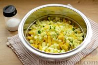 Фото приготовления рецепта: Салат с сардинами в масле и консервированным горошком - шаг №5