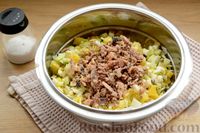 Фото приготовления рецепта: Салат с сардинами в масле и консервированным горошком - шаг №7