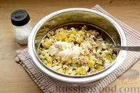 Фото приготовления рецепта: Салат с сардинами в масле и консервированным горошком - шаг №8