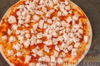 Фото приготовления рецепта: Пицца с курицей, шампиньонами и кукурузой - шаг №11