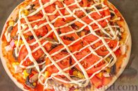 Фото приготовления рецепта: Пицца с курицей, шампиньонами и кукурузой - шаг №16