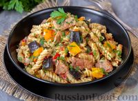 Фото к рецепту: Макароны с мясом, помидорами, баклажанами и перцем