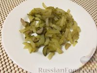 Фото приготовления рецепта: Салат с печенью и грибами - шаг №4