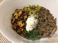 Фото приготовления рецепта: Салат с печенью и грибами - шаг №14