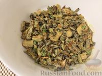Фото приготовления рецепта: Салат с печенью и грибами - шаг №15