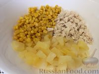 Фото приготовления рецепта: Салат «Курица с ананасами» - шаг №5