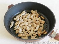 Фото приготовления рецепта: Картофель, жаренный  с мясом и грибами - шаг №4