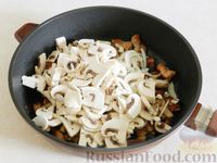 Фото приготовления рецепта: Картофель, жаренный  с мясом и грибами - шаг №5