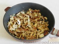 Фото приготовления рецепта: Картофель, жаренный  с мясом и грибами - шаг №6