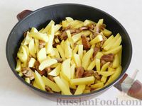 Фото приготовления рецепта: Картофель, жаренный  с мясом и грибами - шаг №7
