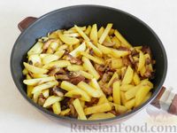 Фото приготовления рецепта: Картофель, жаренный  с мясом и грибами - шаг №8