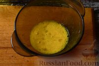 Фото приготовления рецепта: Салат с куриной печенью, кукурузой и яичным блинчиком - шаг №6
