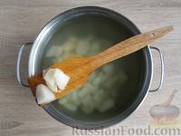 Фото приготовления рецепта: Томатный суп с фрикадельками из фарша с рисом и булгуром - шаг №10