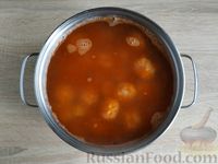 Фото приготовления рецепта: Томатный суп с фрикадельками из фарша с рисом и булгуром - шаг №12
