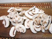 Фото приготовления рецепта: Запечённый язык с грибами под сливочно-ореховым соусом - шаг №10