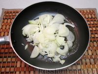 Фото приготовления рецепта: Запечённый язык с грибами под сливочно-ореховым соусом - шаг №7
