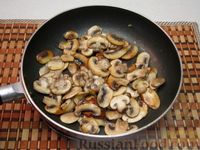 Фото приготовления рецепта: Запечённый язык с грибами под сливочно-ореховым соусом - шаг №11