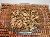 Фото приготовления рецепта: Запечённый язык с грибами под сливочно-ореховым соусом - шаг №12