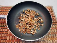Фото приготовления рецепта: Запечённый язык с грибами под сливочно-ореховым соусом - шаг №13