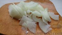 Фото приготовления рецепта: Мясной салат с капустой, морковью и луком - шаг №2