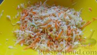 Фото приготовления рецепта: Мясной салат с капустой, морковью и луком - шаг №8