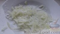 Фото приготовления рецепта: Мясной салат с капустой, морковью и луком - шаг №9