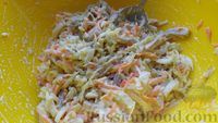 Фото приготовления рецепта: Мясной салат с капустой, морковью и луком - шаг №12