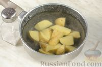 Фото приготовления рецепта: Картофельный салат со сливами и стручковой фасолью - шаг №4