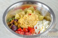 Фото приготовления рецепта: Картофельный салат со сливами и стручковой фасолью - шаг №13