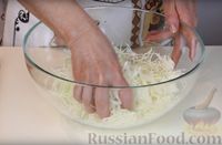 Фото приготовления рецепта: Овощной салат с оливками, сухариками и заправкой из икры минтая - шаг №11