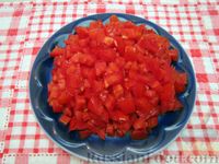 Фото приготовления рецепта: Салат из помидоров с сыром и яйцами - шаг №2