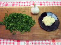 Фото приготовления рецепта: Салат из помидоров с сыром и яйцами - шаг №6