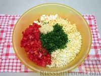 Фото приготовления рецепта: Салат из помидоров с сыром и яйцами - шаг №7