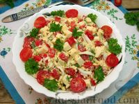 Фото к рецепту: Салат из помидоров с сыром и яйцами